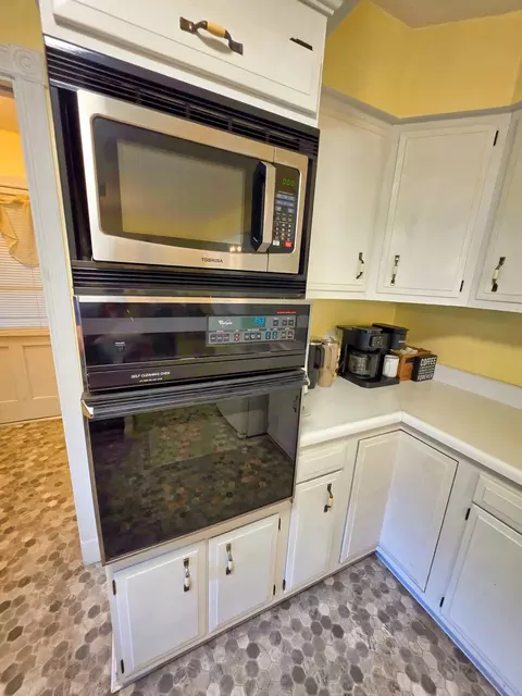 Kitchen - 220 Oak St, Noble, IL 62868 photo 4 of 8