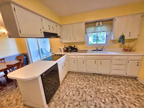 Kitchen - 220 Oak St, Noble, IL 62868 photo 6 of 8