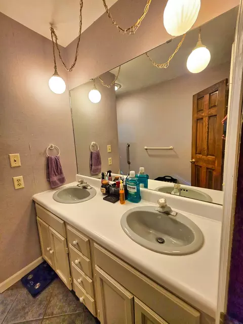 Bath - 220 Oak St, Noble, IL 62868 photo 2 of 5