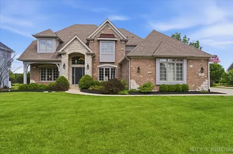 2460 Bird Ln, Batavia, IL 60510