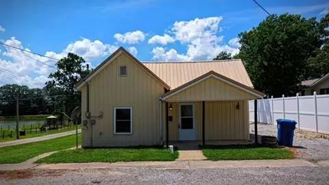 300 N Virginia St, Mcleansboro, IL 62859