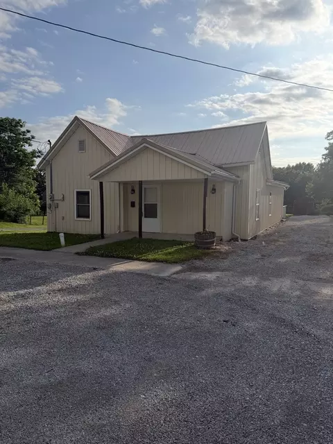 300 N Virginia St, Mcleansboro, IL 62859