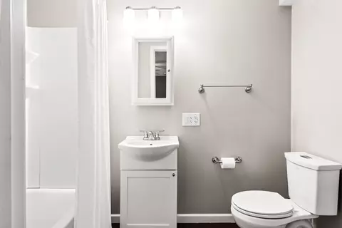 Bath - 1240 Beacon Hill Ct, Normal, IL 61761 photo 3 of 4