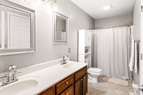 Bath - 1240 Beacon Hill Ct, Normal, IL 61761 photo 2 of 4