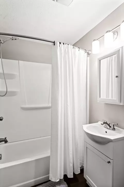 Bath - 1240 Beacon Hill Ct, Normal, IL 61761 photo 4 of 4