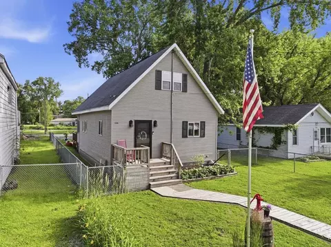 1316 Nippersink Dr, Spring Grove, IL 60081