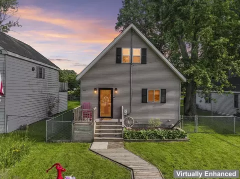 1316 Nippersink Dr, Spring Grove, IL 60081