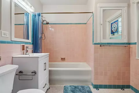 Bath - 389 Addison Rd, Riverside, IL 60546 photo 1 of 3