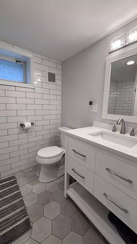 Bath - 389 Addison Rd, Riverside, IL 60546 photo 2 of 3