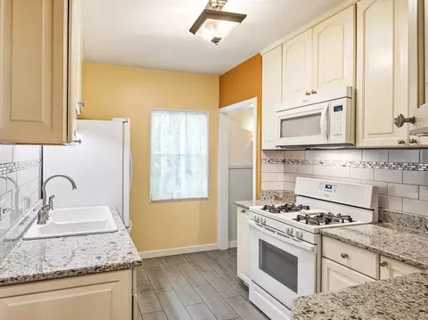 Kitchen - 389 Addison Rd, Riverside, IL 60546 photo 2 of 2