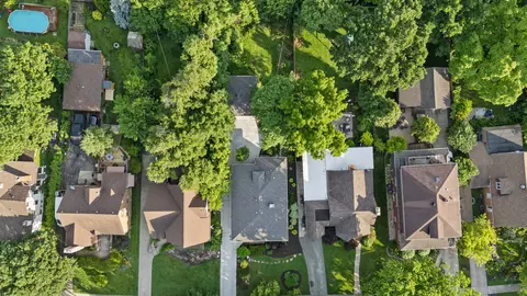 View/Area - 389 Addison Rd, Riverside, IL 60546 photo 2 of 3