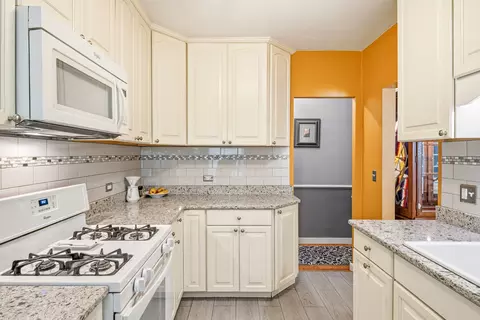 Kitchen - 389 Addison Rd, Riverside, IL 60546 photo 1 of 2