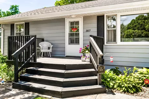 Exterior - 307 S Daniel St, Le Roy, IL 61752 photo 3 of 6
