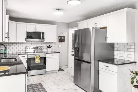 Kitchen - 307 S Daniel St, Le Roy, IL 61752 photo 4 of 5