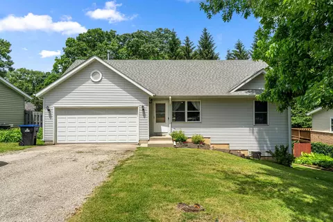 1820 W Oakleaf Dr, Mchenry, IL 60051