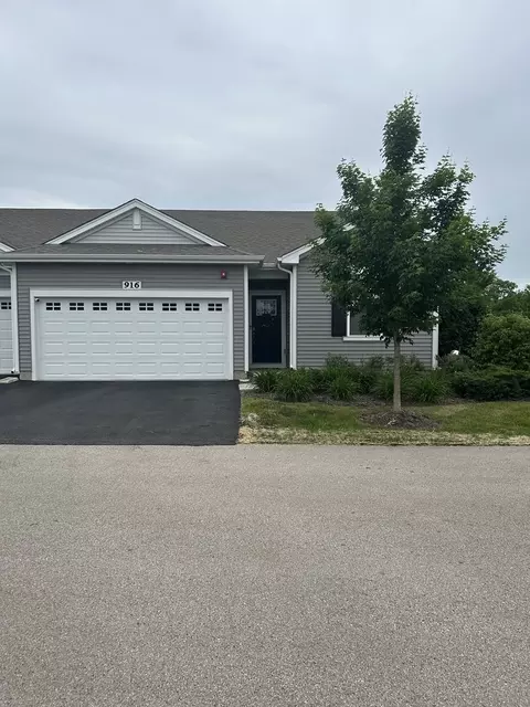 916 Darwin St, North Aurora, IL 60542