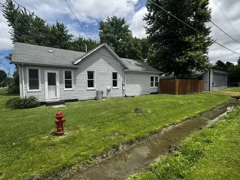 215 E Main St, Tamaroa, IL 62888