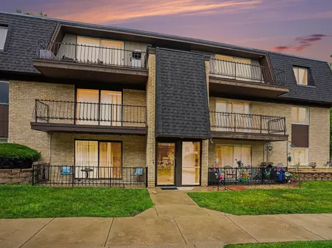 11115 S 84th Ave #2B, Palos Hills, IL 60465