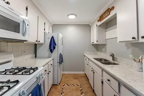 Kitchen - 208 E Bailey Rd #H, Naperville, IL 60565 photo 1 of 4