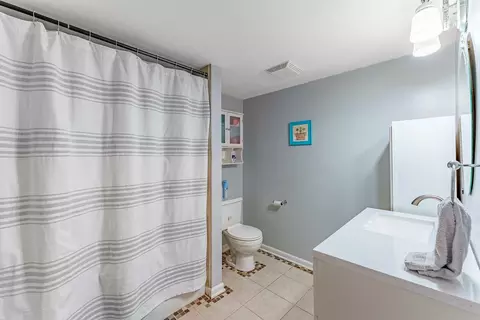 Bath - 208 E Bailey Rd #H, Naperville, IL 60565 photo 2 of 6