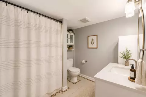 Bath - 208 E Bailey Rd #H, Naperville, IL 60565 photo 5 of 6