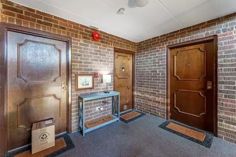 Entry Way - 208 E Bailey Rd #H, Naperville, IL 60565 photo 2 of 2