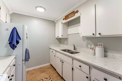 Kitchen - 208 E Bailey Rd #H, Naperville, IL 60565 photo 2 of 4