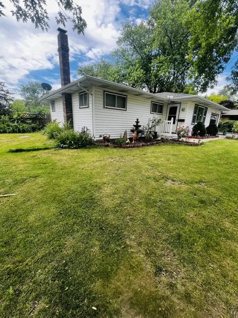 3858 E Lakeview Dr, Kankakee, IL 60901