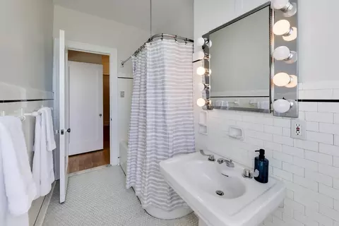 Bath - Undisclosed, Chicago, IL 60637 photo 2 of 2