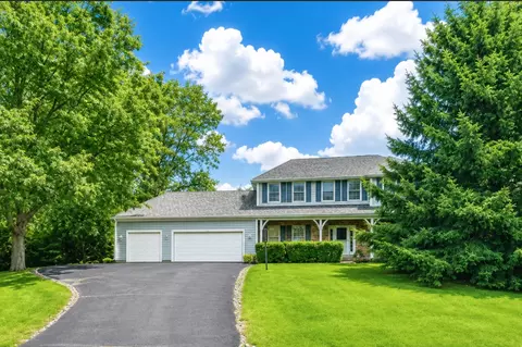 2120 Kenton Ln, Libertyville, IL 60048