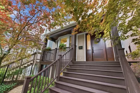 1327 W Barry St, Chicago, IL 60657