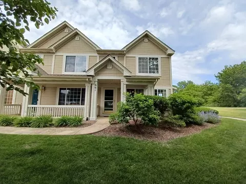 661 Lincoln Station Dr, Oswego, IL 60543
