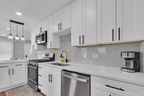 Kitchen - 3712 Wren Ln, Rolling Meadows, IL 60008 photo 6 of 7