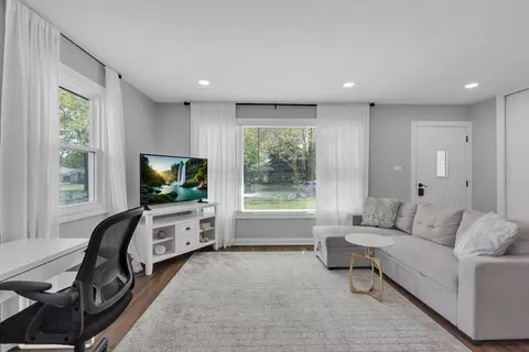 Living - 3712 Wren Ln, Rolling Meadows, IL 60008 photo 4 of 4