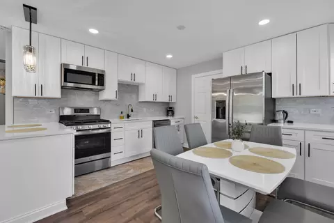 Kitchen - 3712 Wren Ln, Rolling Meadows, IL 60008 photo 2 of 7