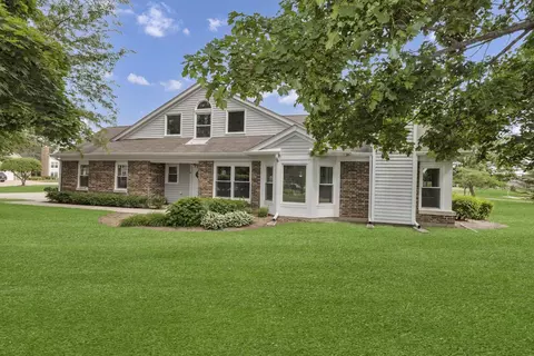 501 Banyan Tree Ln, Buffalo Grove, IL 60089