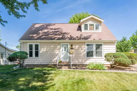 2368 Queens Ct, Bettendorf, IA 52722