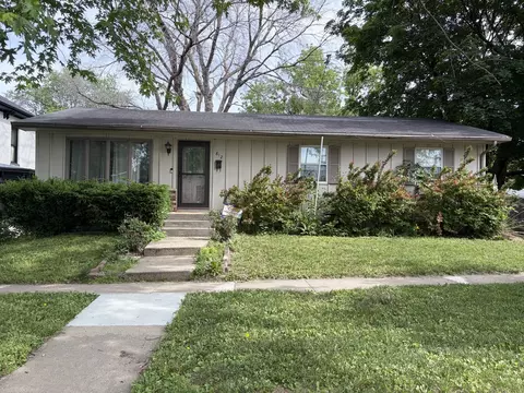 812 10th St, Dewitt, IA 52742
