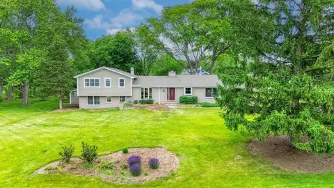 325 Canterbury Ln, Inverness, IL 60010