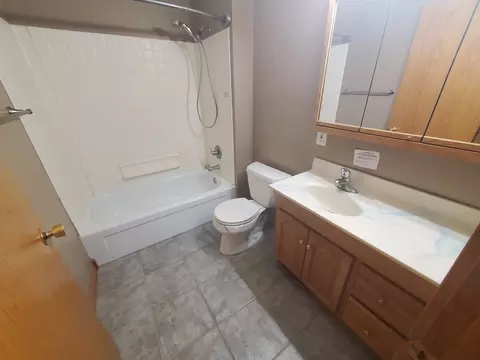 Bath - 30 Parkview Dr, Eldridge, IA 52748 photo 2 of 2