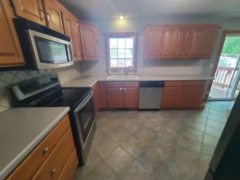 Kitchen - 30 Parkview Dr, Eldridge, IA 52748 photo 2 of 2