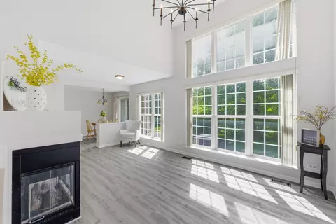 Living - 962 Willow St, Itasca, IL 60143 photo 1 of 5