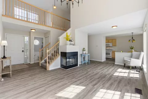 Living - 962 Willow St, Itasca, IL 60143 photo 2 of 5
