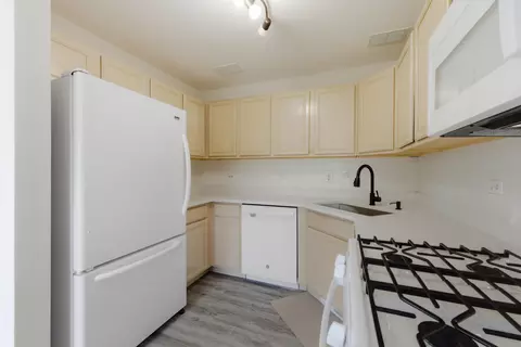 Kitchen - 962 Willow St, Itasca, IL 60143 photo 3 of 3