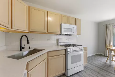 Kitchen - 962 Willow St, Itasca, IL 60143 photo 2 of 3