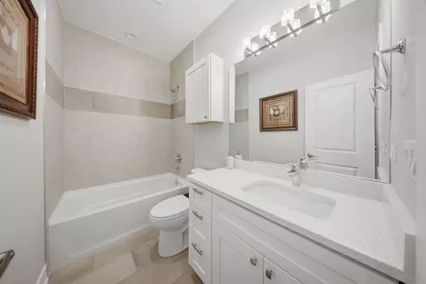 Bath - 11 Forest Ave #17, River Forest, IL 60305 photo 3 of 4