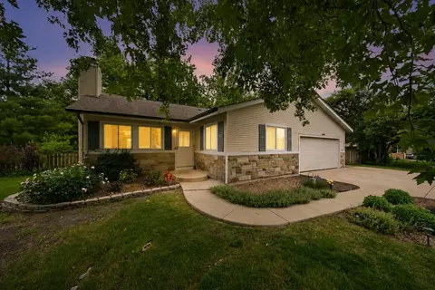 2 S445 Sanchez Dr, Warrenville, IL 60555