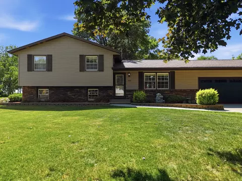 1665 Hill Dr, Dixon, IL 61021 photo 2