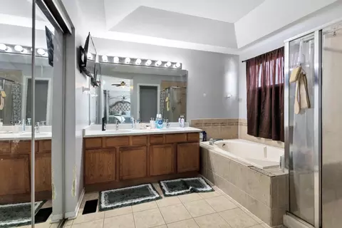 Bath - 2800 Adobe Dr, Plainfield, IL 60586 photo 2 of 3
