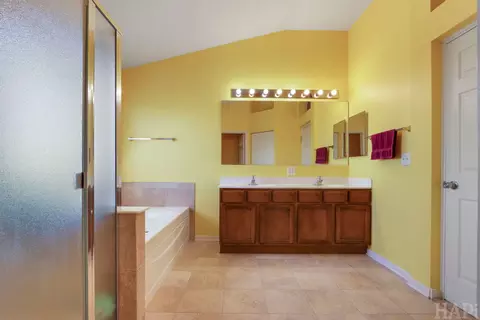 Bath - 617 Donegal Dr, Elgin, IL 60123 photo 2 of 4
